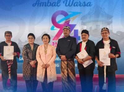 Jaga Marwah Budaya Lewat Riset  Rektor UMPO Terima Penghargaan dari Keraton Surakarta Hadiningrat