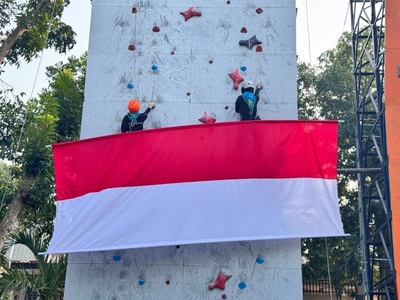 Semarak Kemerdekaan RI di UMPO: Kibarkan Bendera Raksasa Lewat Aksi Panjat Tebing